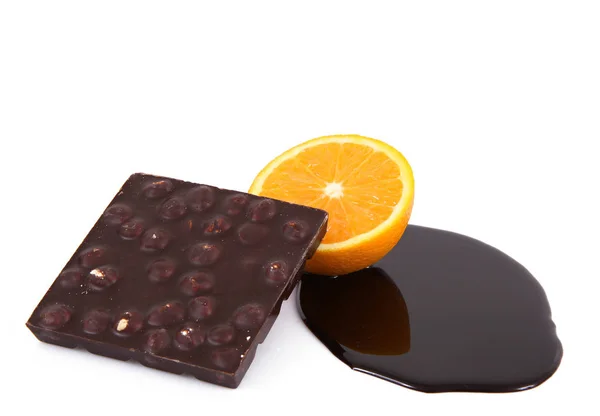 Narancs és a csokoládé, a fehér háttér — Stock Fotó