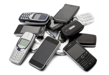Beyaz arka plan üzerinde eski cep telefonu