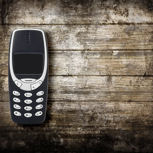 木材の背景に古い携帯電話 — ストック写真