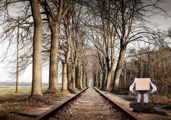 Uomo seduto lungo la ferrovia — Foto Stock