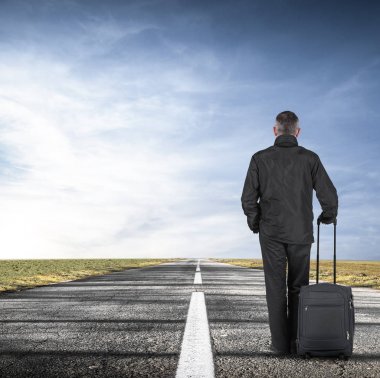 adam yolun ortasında