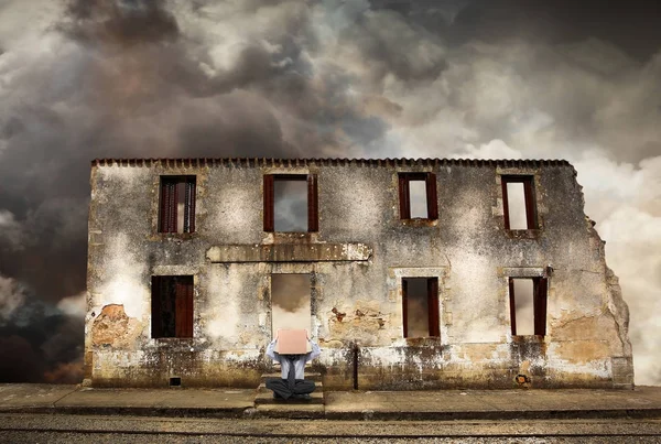 Uomo seduto sulla strada — Foto Stock