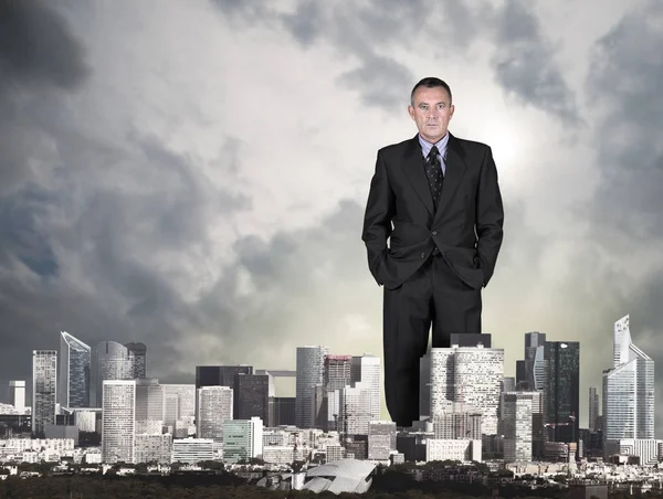 Hombre gigante en la ciudad —  Fotos de Stock