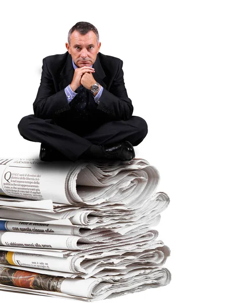 Muž sedí na noviny — Stock fotografie
