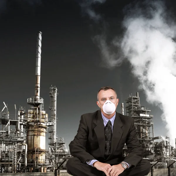 Hombre sentado cerca de la refinería — Foto de Stock