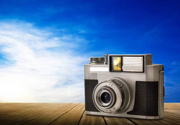 Vintage φωτογραφική μηχανή σε ξύλο φόντο — Φωτογραφία Αρχείου