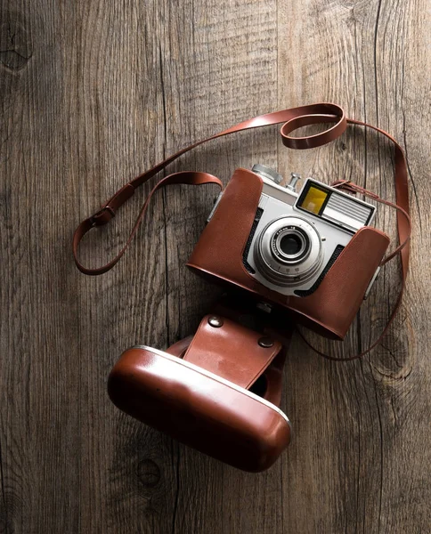 Vintage φωτογραφική μηχανή σε ξύλο φόντο — Φωτογραφία Αρχείου