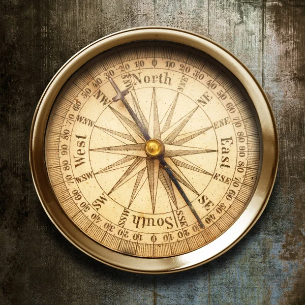 Вінтажний компас на старому фоні — стокове фото