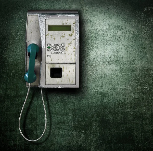 Offentlig telefon på grön bakgrund — Stockfoto