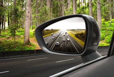 Dikiz aynası yolda
