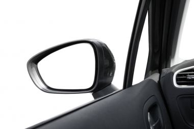 Beyaz arka planda dikiz aynası