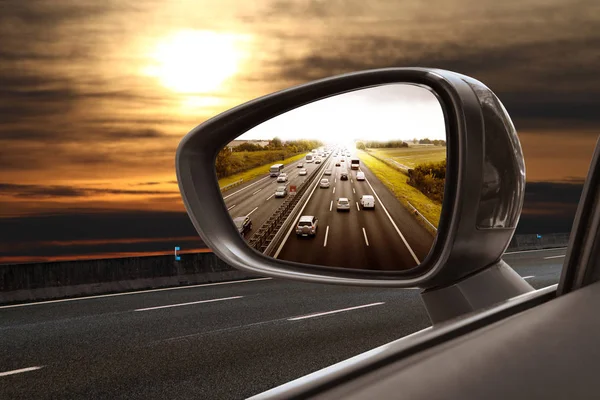 Carretera en espejo retrovisor — Foto de Stock