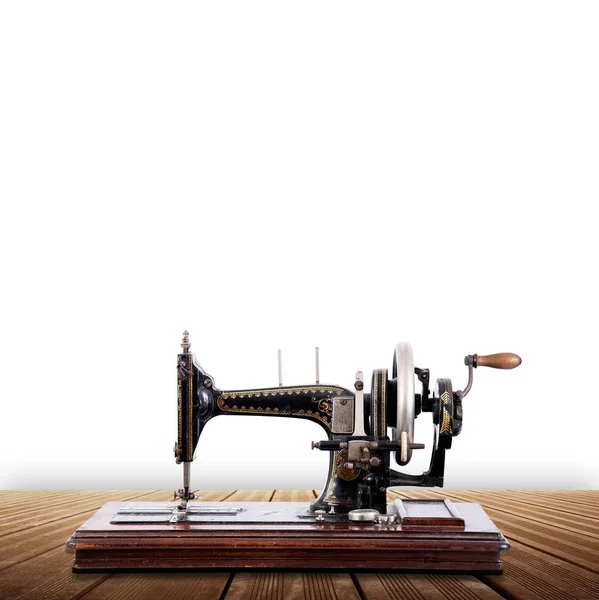 Швейная машина на белом фоне — стоковое фото
