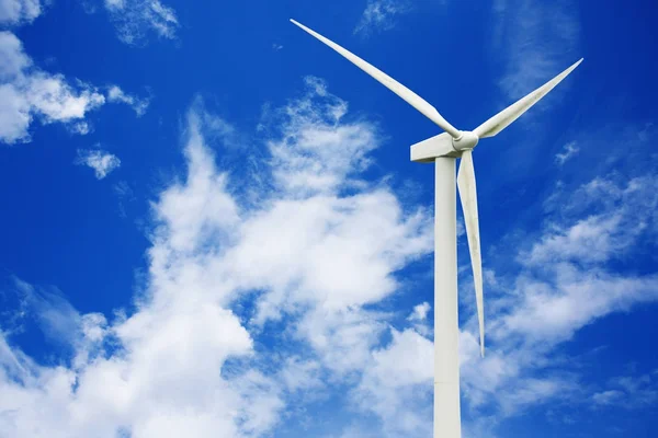 Turbina eólica en el fondo del cielo — Foto de Stock