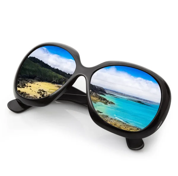 Óculos de sol com mar no fundo branco — Fotografia de Stock