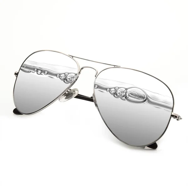Spruzzi di occhiali su sfondo bianco — Foto Stock