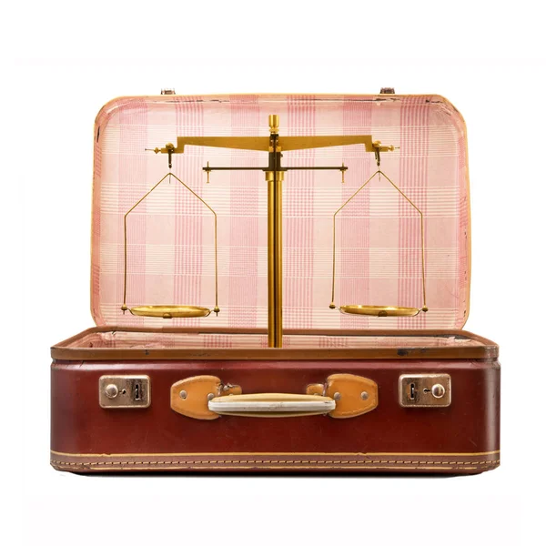 Винтажный чемодан на фоне неба с весами — стоковое фото