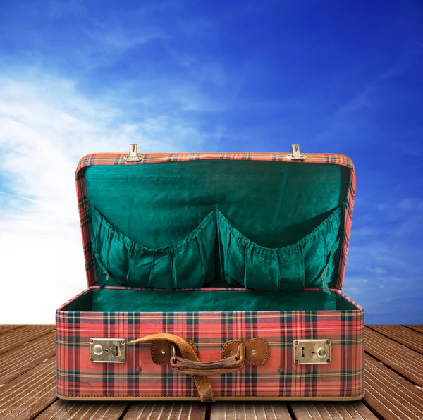 Vintage koffer op hemelachtergrond — Stockfoto