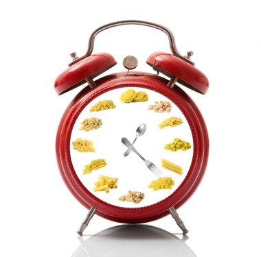 makarna ile çalar saat beyaz arka plan üzerinde arama