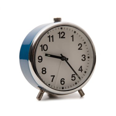 Beyaz arkaplanda alarm saati