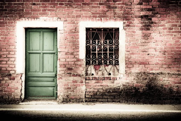 Τυπικό vintage ξύλινη πόρτα και παράθυρο — Φωτογραφία Αρχείου