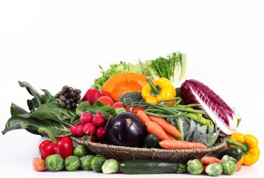 Beyaz arka plan üzerinde sebze taze grup