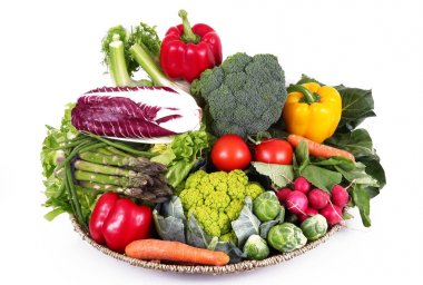 Beyaz arka plan üzerinde sebze taze grup