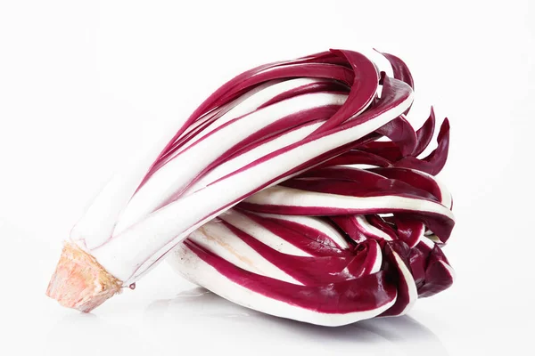 Salada radicchio fresco no fundo branco — Fotografia de Stock