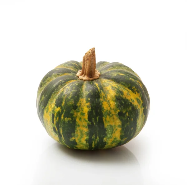 Zucca fresca su sfondo bianco — Foto Stock