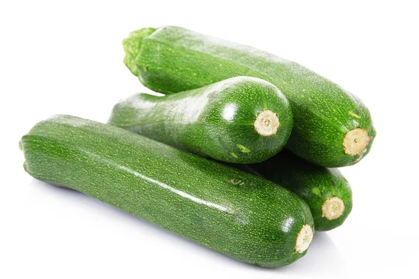 Färsk zucchini på vit bakgrund — Stockfoto