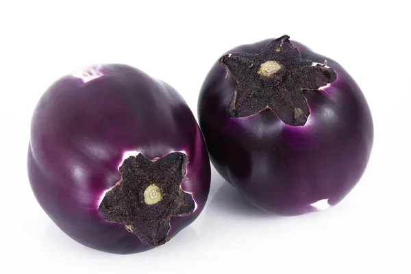 Verse aubergine op witte achtergrond — Stockfoto