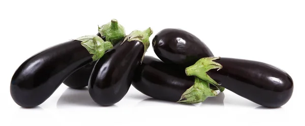 Verse aubergine op witte achtergrond — Stockfoto