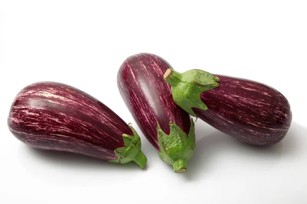 Aubergine fraîche sur fond blanc — Photo