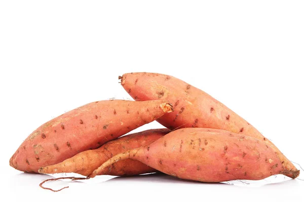 Verse zoete aardappelen op witte achtergrond — Stockfoto