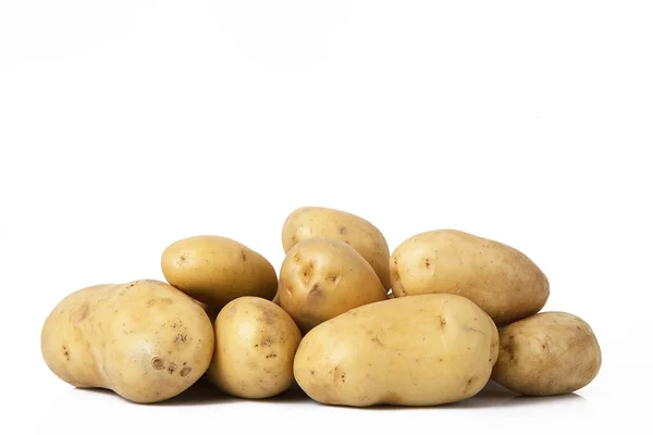 Verse aardappelen op witte achtergrond — Stockfoto