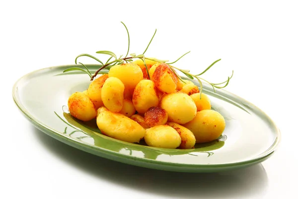 Жареный картофель блюдо на белом фоне — стоковое фото