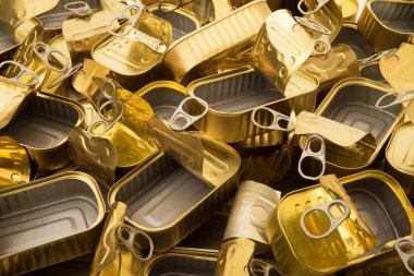 Açık ve boş teneke kutu