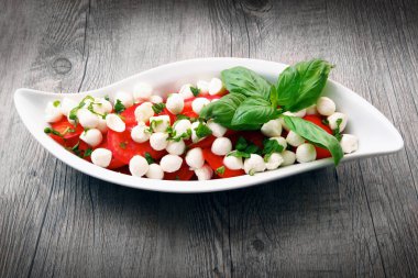 ahşap masa üzerinde caprese salatası