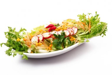 turp ve beyaz arka planda mais salatası