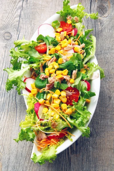 Ensalada con tomates y mais sobre mesa de madera —  Fotos de Stock