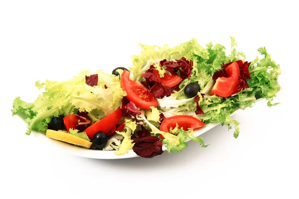 Salada com tomate e azeitona em fundo branco — Fotografia de Stock