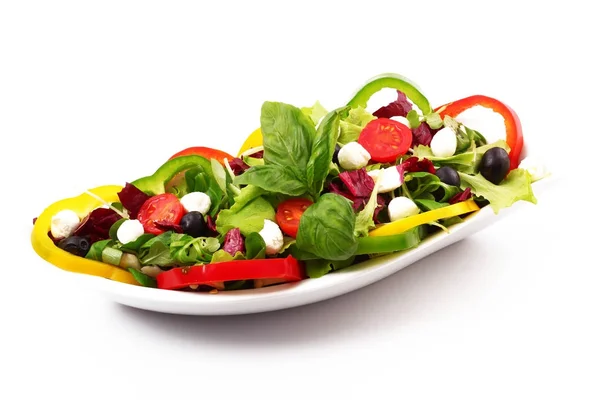 Salada com tomate, pimentão de azeitona e queijo em fundo branco — Fotografia de Stock