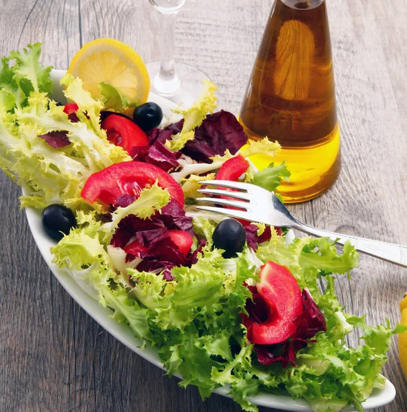 Salada com tomates e azeitona em mesa de madeira — Fotografia de Stock