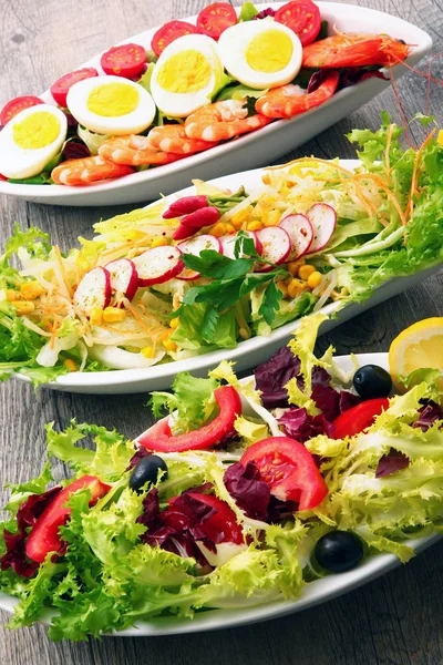 Collage de salade sur table en bois — Photo