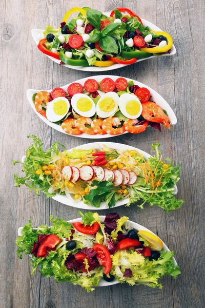 Salade collage na drewnianym stole — Zdjęcie stockowe