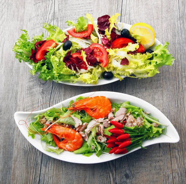 Два салати на дерев'яному столі — стокове фото