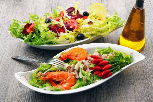 Duas saladas em mesa de madeira — Fotografia de Stock