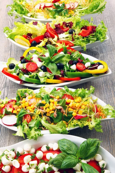 Colagem de salada em mesa de madeira — Fotografia de Stock