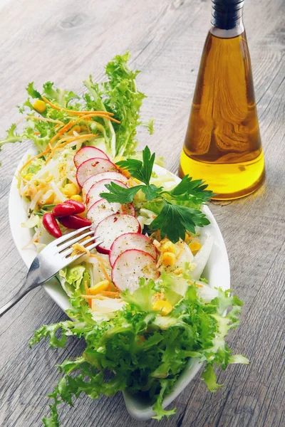 Салат с редиской и мей на деревянном столе — стоковое фото