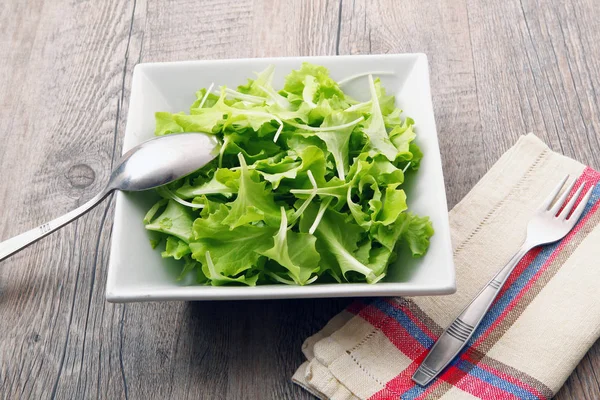 Salat auf Holztisch — Stockfoto